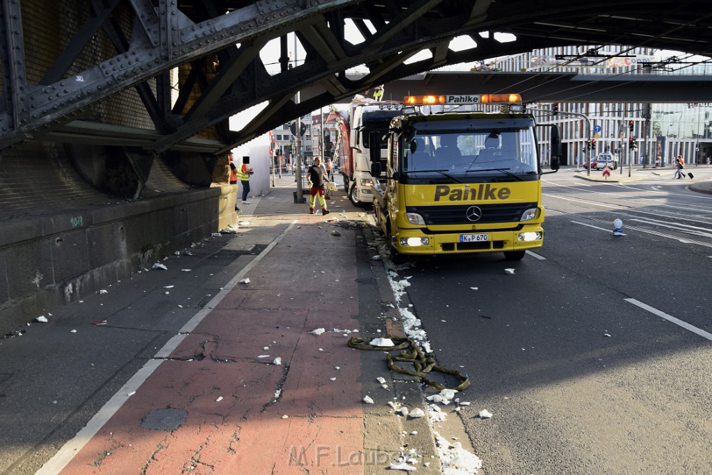 LKW blieb unter Bruecke haengen Koeln Deutz Opladenerstr Deutz Muelheimerstr P154.JPG - Miklos Laubert